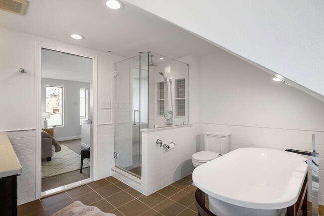 Building Photo - 129 Bainbridge St