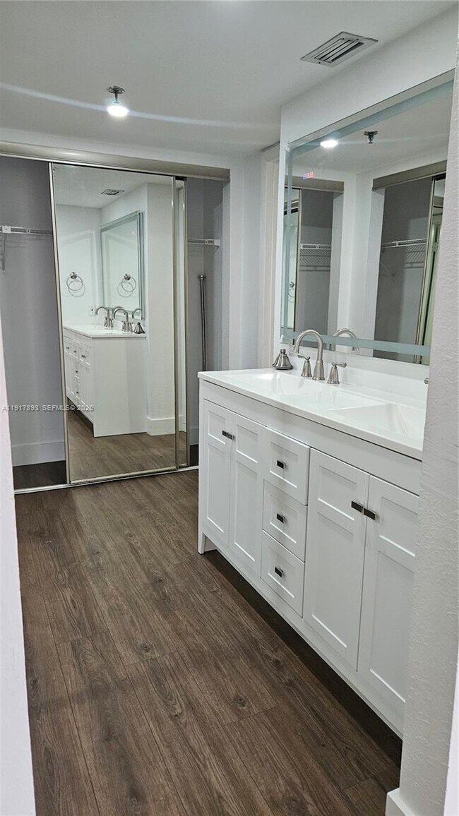 Building Photo - 105 Lake Emerald Dr