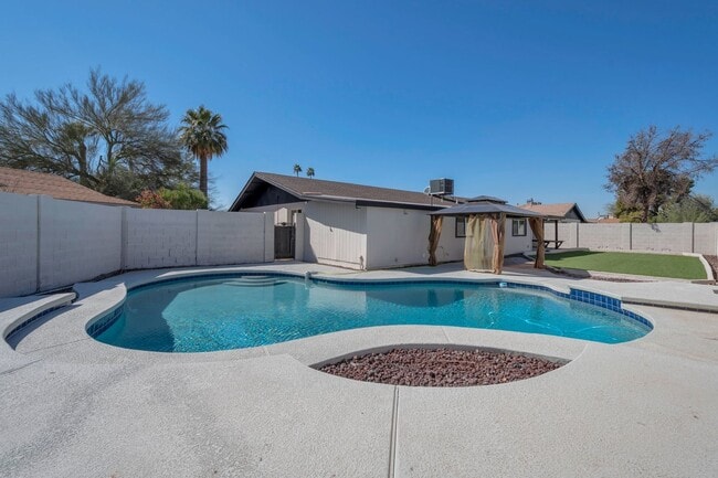 Building Photo - Super Nice Remodeled Home with Pool Close to ASU