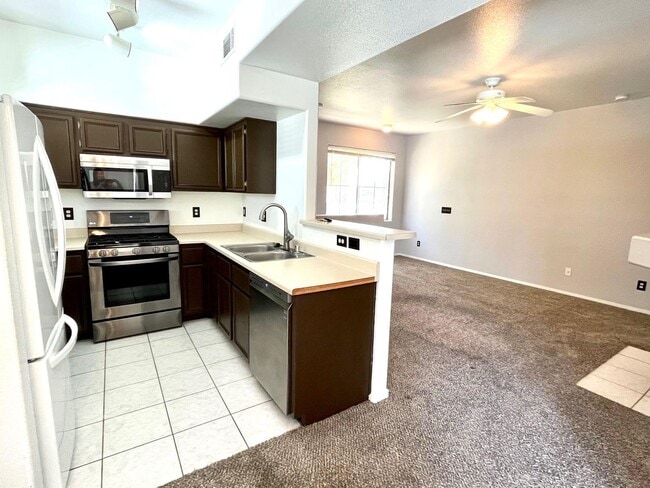 Building Photo - 3 Bedroom Condo located off of Warm Springs and South Durango!!! Southwest Location!