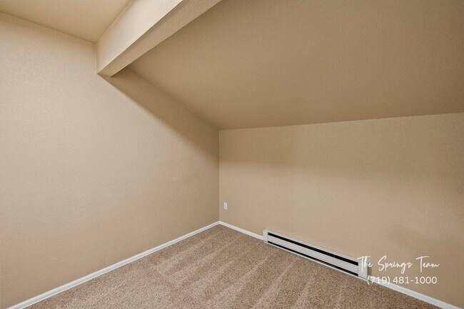 Building Photo - Spacious & Unique 3BD/2BA Townhome w/ Gara...