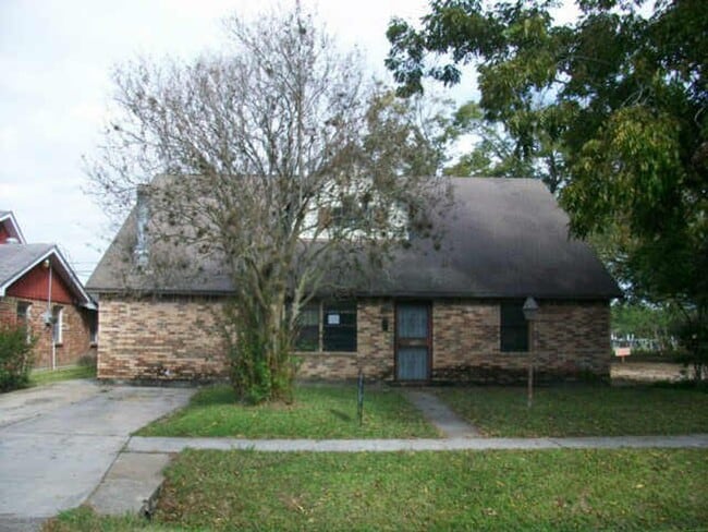 Building Photo - Affordable spacious 6BD/2BA single-family ...