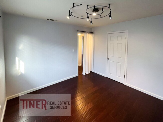 Building Photo - Beautiful Colonial Village Home