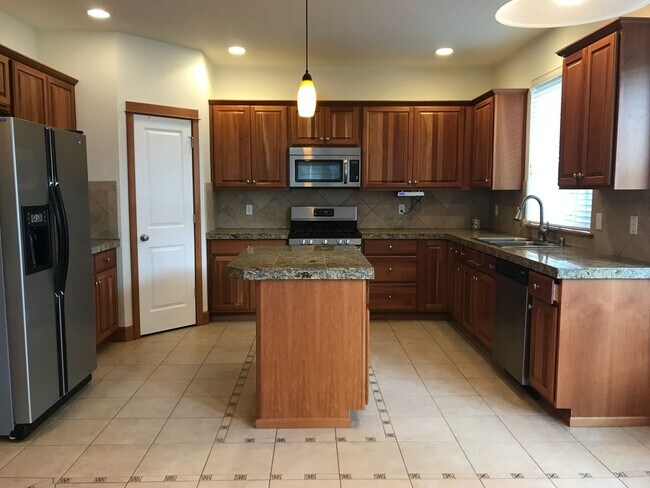 Building Photo - Beautifully Updated 4-Bedroom Home in Desi...