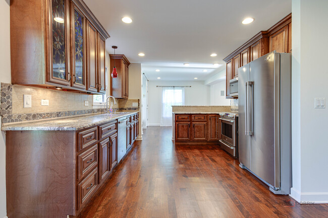 Building Photo - 813 Meadow Ln