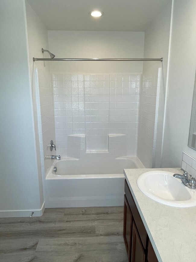Building Photo - Newer 2-bedroom Townhome
