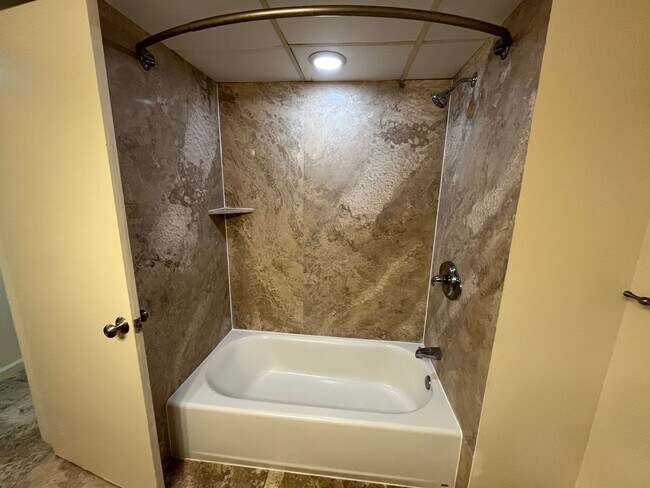 Building Photo - Yacht Harbor Towers (Ala Moana)-1282 sf, 2 bed+den, 2 bath, 2 prkg-INCLUDES UTILITIES