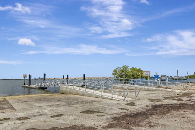 Building Photo - 1911 Cypress Ave