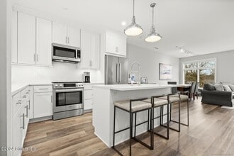 Building Photo - 1381 E Putnam Ave