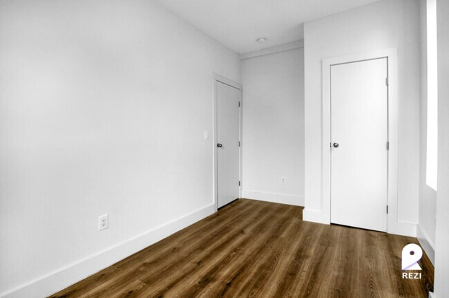 Building Photo - 737 E 219th St