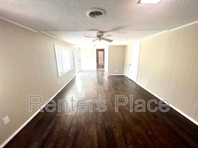 Building Photo - 3315 S Lewis Ave