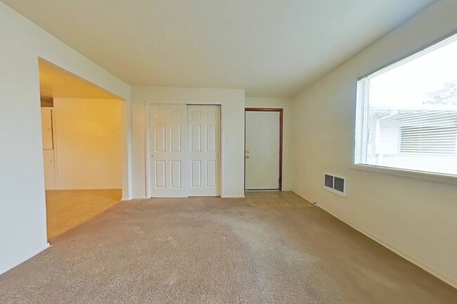 Building Photo - 1 Bedroom Apartment ~ Close to 9th St ~ Ca...