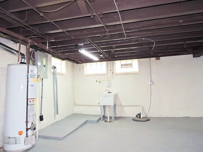 Building Photo - 4 Bed - 1.5 Bath Colonial for Rent in Euclid!