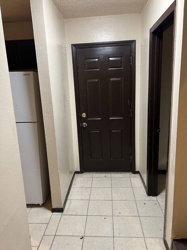 Building Photo - 2150 N Sherwood Forest Dr