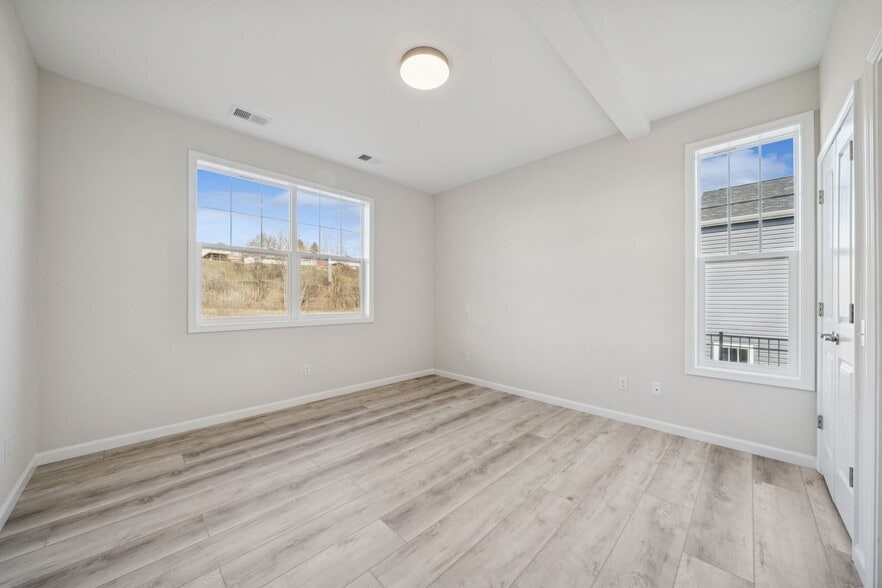 Building Photo - 2217 Lebanon Dr