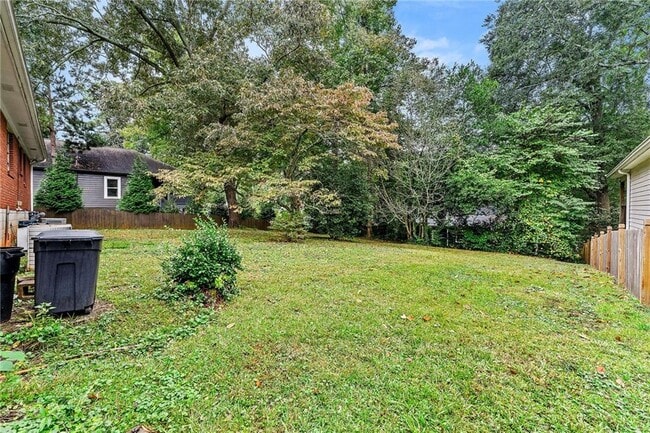 Building Photo - 606 Sycamore Dr