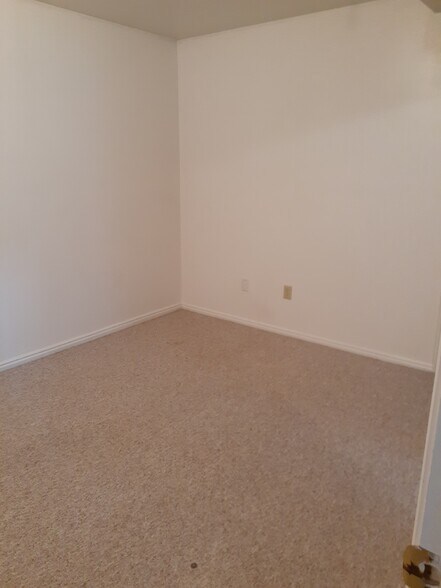 L-shaped familiy room - 4616 N Tumbleweed Dr