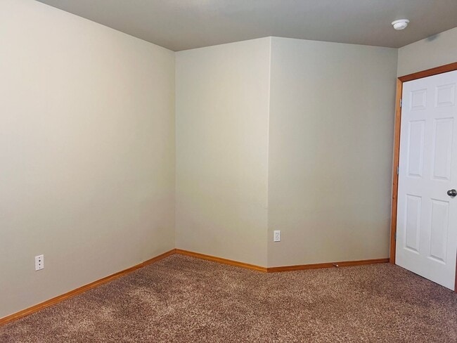 Building Photo - Enormous 4 Bed 2.5Bath + Bonus Room Great Lacey Neighborhood