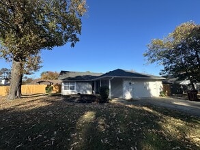 Building Photo - 804 Arondale Crescent