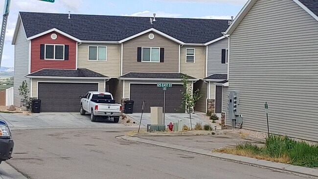 Building Photo - Like New Townhouses! Available Now!