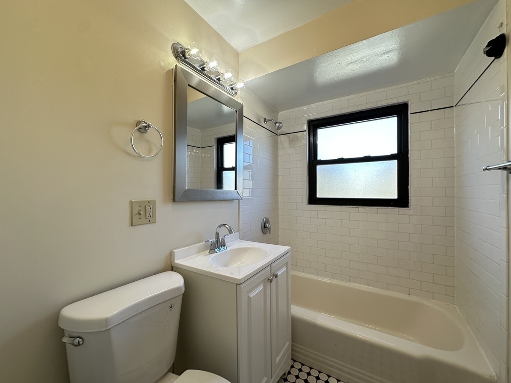 Building Photo - 1644 W Sherwin Ave