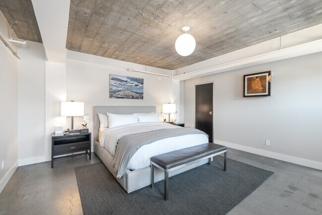 Building Photo - Penthouse