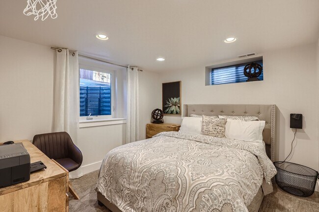 Building Photo - Available NOW! Fully Furnished 4 Bedroom 2 Bath Beautiful Home in Denver!
