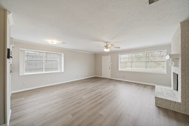 Building Photo - 2402 Hilton Head Dr