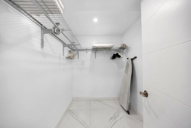 Building Photo - 1717 N Bayshore Dr