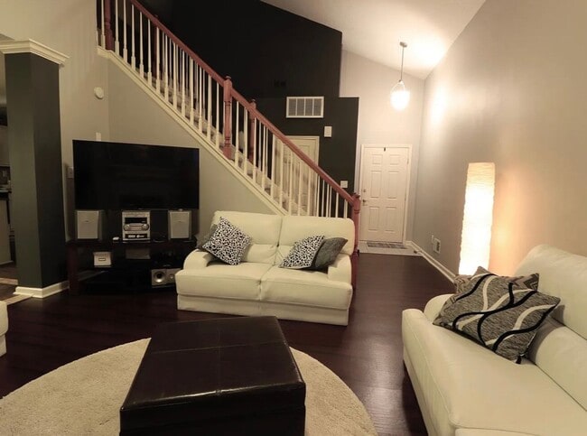 Building Photo - 568 Wellington Gardens Dr