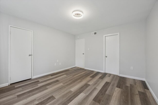 Building Photo - Available Immediately – Renovated 2B/1.5B ...