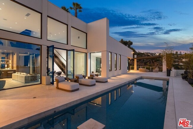 Building Photo - 9405 Sierra Mar Pl