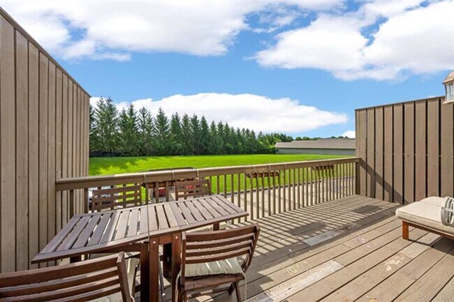 Building Photo - 2 Bedroom, 2-1/2 Bath Townhouse on Iowa City East Side!!
