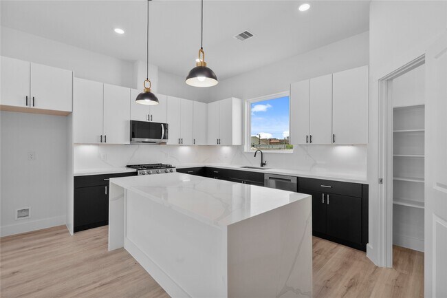 Building Photo - 3510 Saltus St