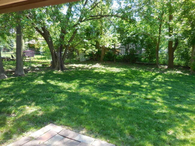 Building Photo - Fantastic Three Bedroom/Updated One Bath I...