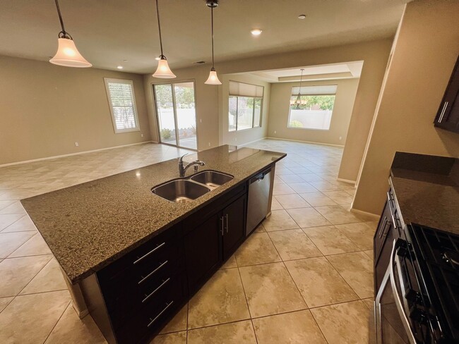 Building Photo - Gorgeous 2 bedroom and 2 bathroom home in ...