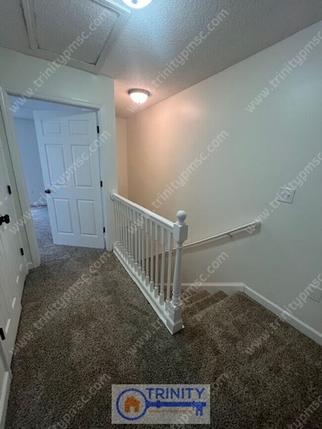 Building Photo - Cute TWO STORY Town Home!