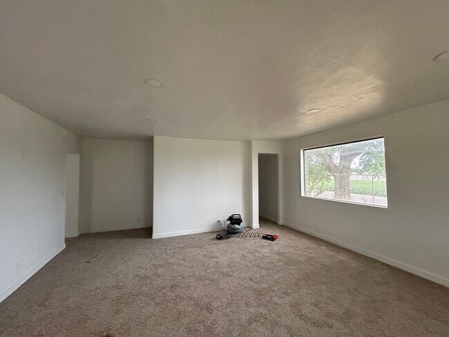 Building Photo - 3 Bedroom 1 Bathroom Home in Salem w/ Hors...