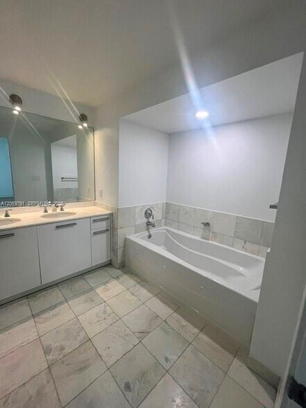 Building Photo - 1050 Brickell Ave