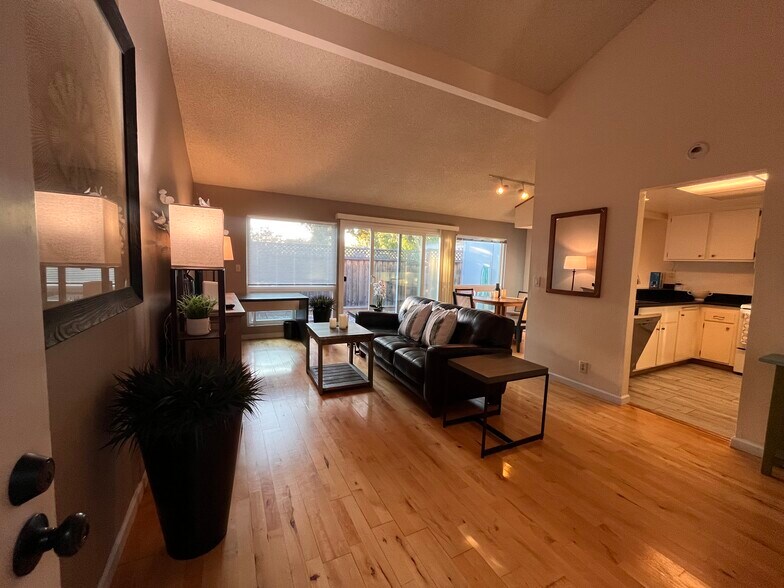 Building Photo - 1369 Cherrywood Sq