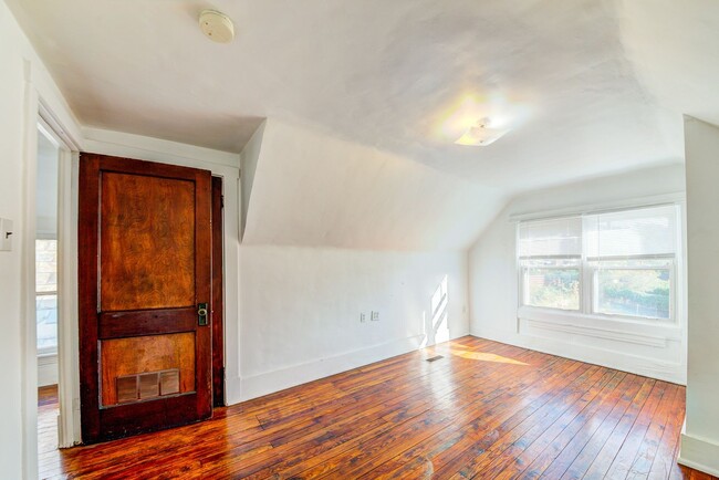 Building Photo - 86 Estella Ave