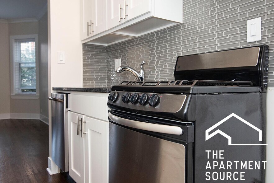 Building Photo - 624 W Roscoe St