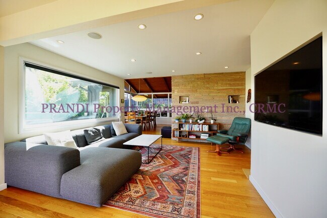 Building Photo - Stylish Greenbrae Home with Sweeping Views...
