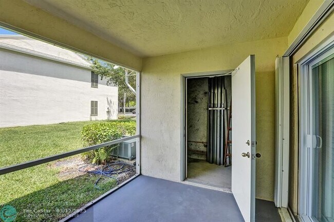 Building Photo - 4903 SW 31st Terrace