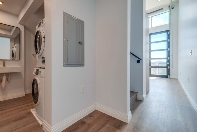 Building Photo - Prime Koreatown Brand New 2 Story Loft Style Unit! 6 Weeks Free Rent Concession