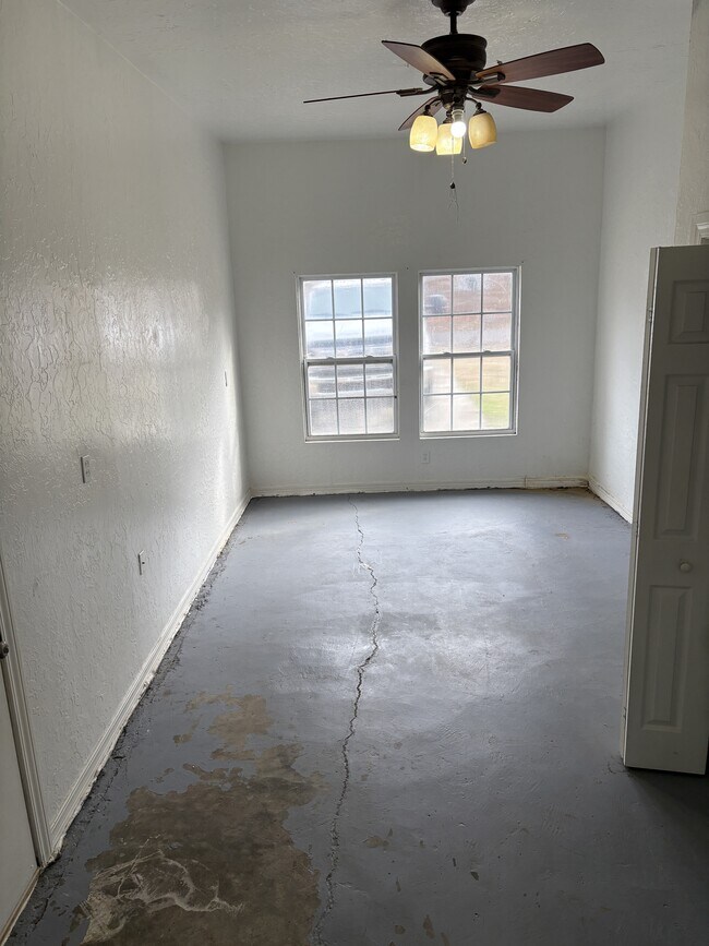 Building Photo - 403 S Hillcrest St