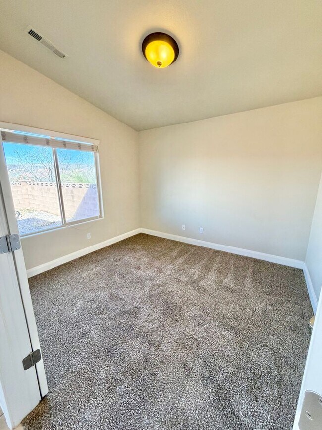 Building Photo - Charming 3 Bed 2 Bath + DEN/OFFICE Area!