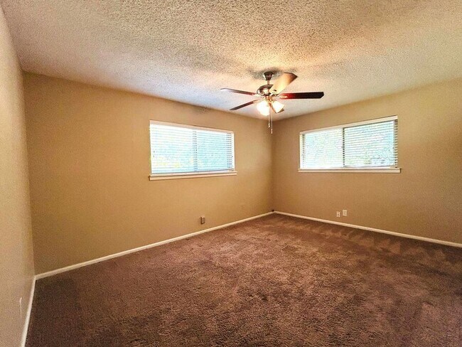 Building Photo - 613 W Redbud Dr