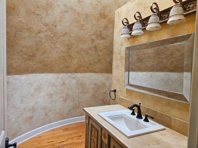 Building Photo - 4Bd/5Ba Multi Story Home - For viewing by ...