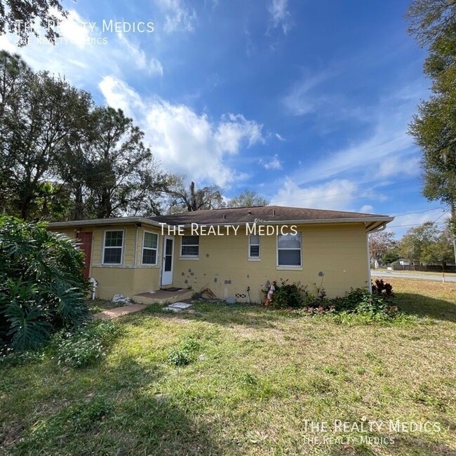 Building Photo - Charming 2-Bedroom Home with Water & Laund...